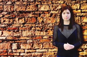 片手でも持ちやすいグリップ形状の本体とは？