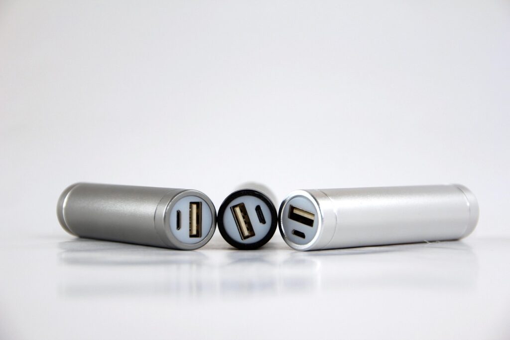 モバイルバッテリーで充電に対応したカメラはどれですか？