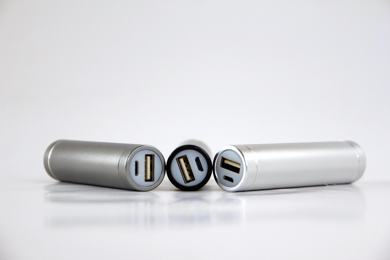 モバイルバッテリーで充電に対応したカメラはどれですか？