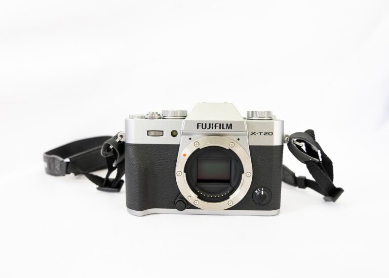 FUJIFILMとSonyの初心者向けカメラ選び方の違いは何ですか？